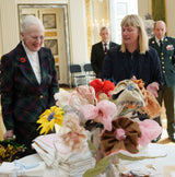 DRONNING MARGRETHE & I TRÅD MED VERDEN