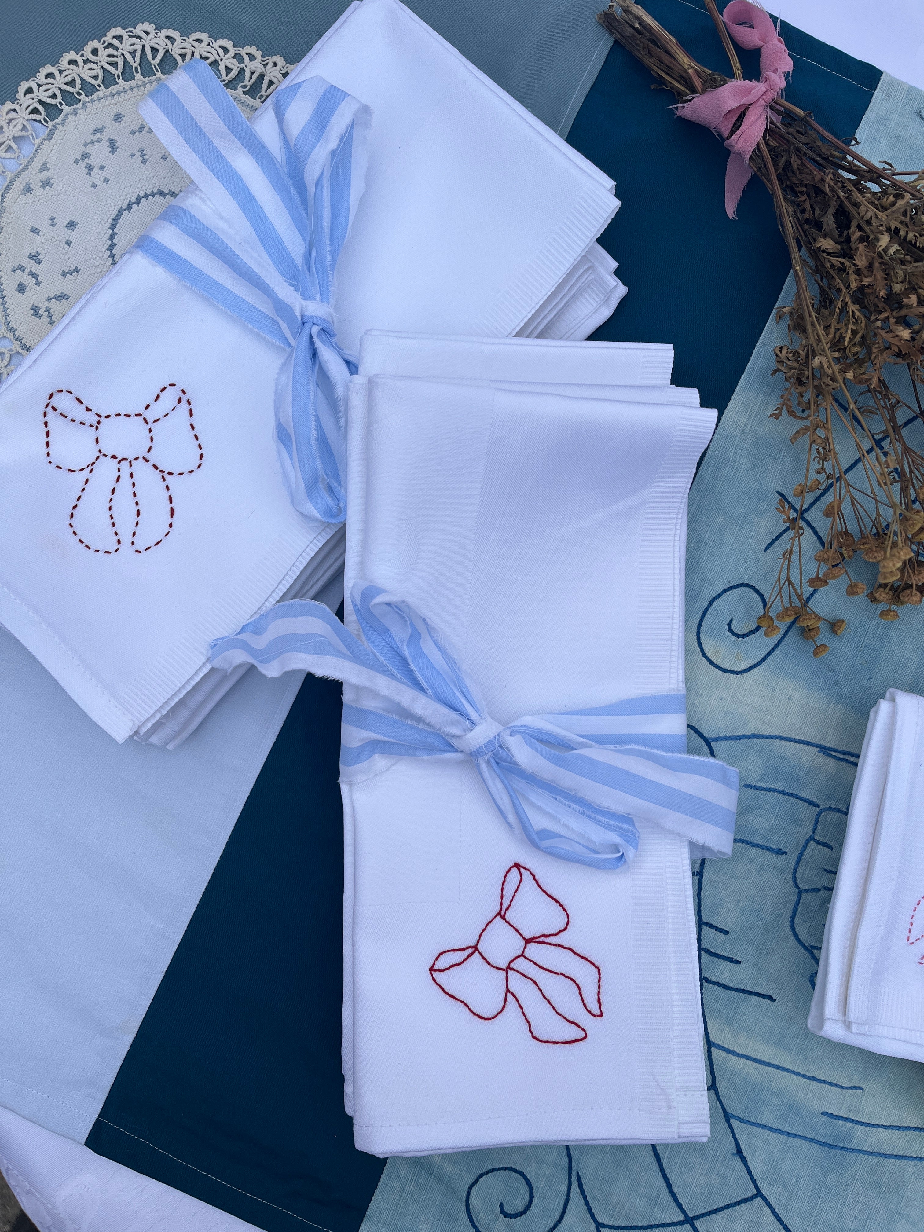 BRODERET STOFSERVIETTER sløjfe (4 stk.)