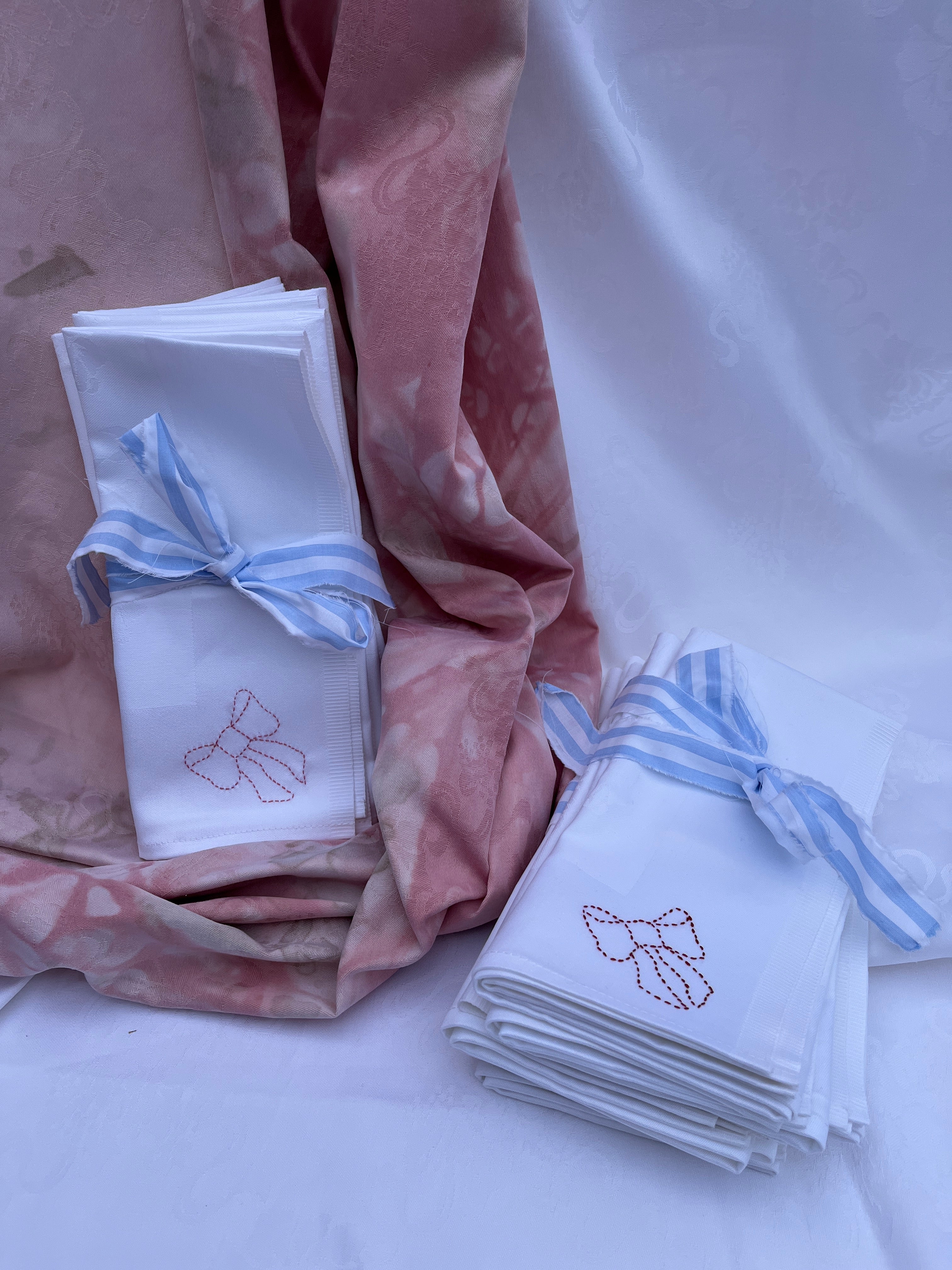 BRODERET STOFSERVIETTER sløjfe (4 stk.)