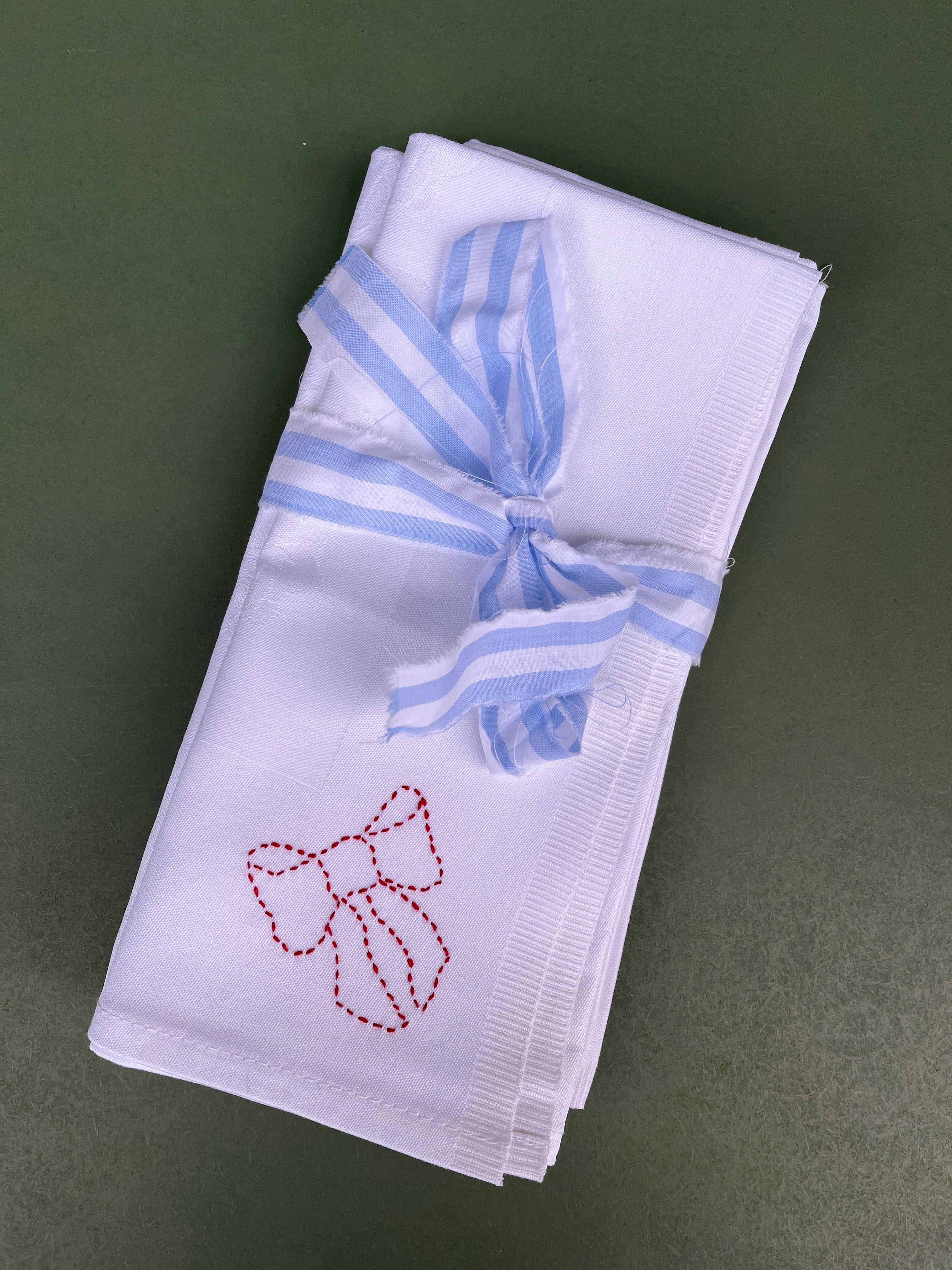 BRODERET STOFSERVIETTER sløjfe (4 stk.)