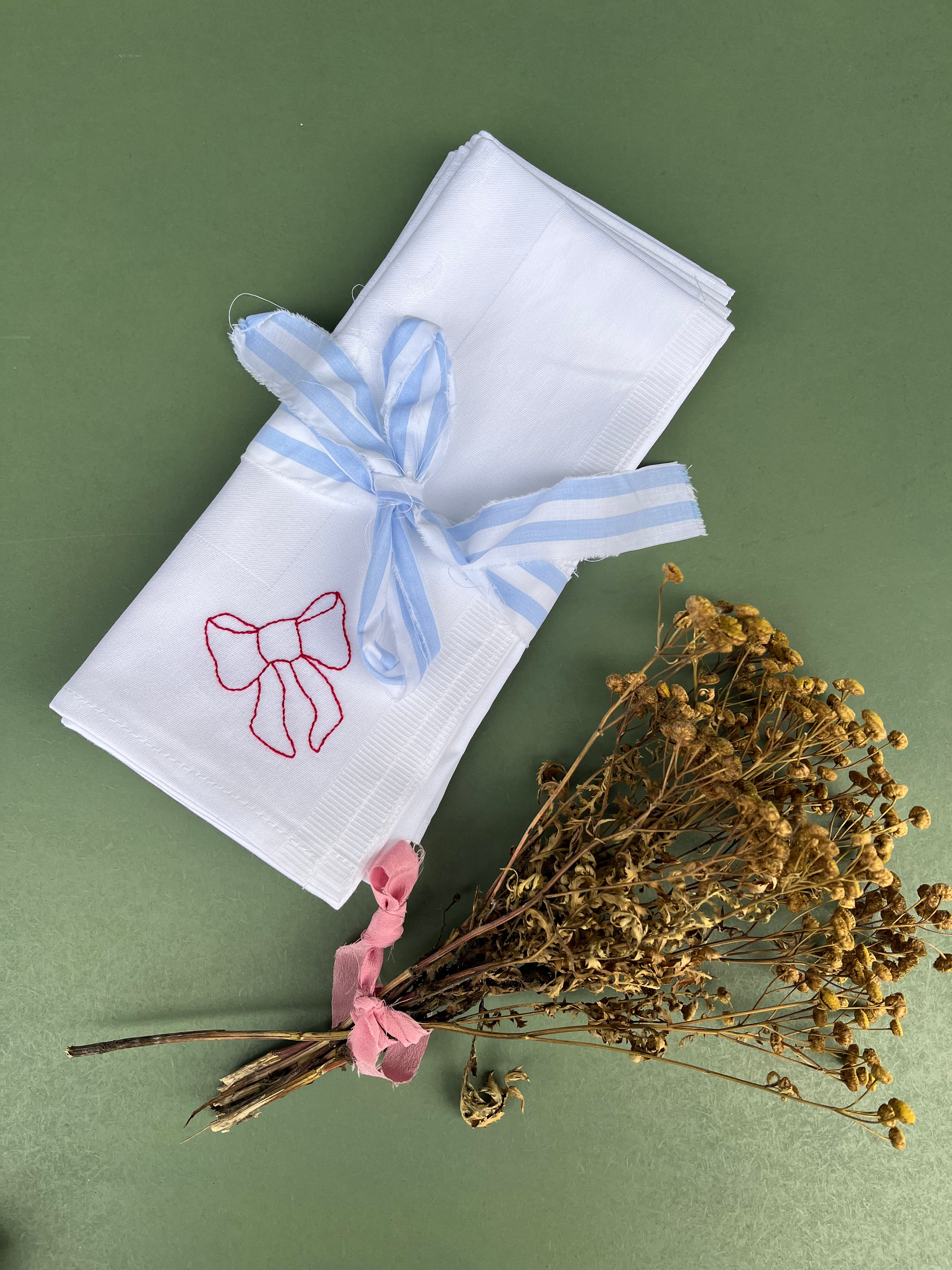 BRODERET STOFSERVIETTER sløjfe (4 stk.)